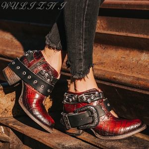 Stövlar Gingham mörkröda korta kvinnor Autumn Belt Buckle Chunky Heel Shoes Zipper spetsar runt designer Ankel 230921