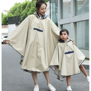 レインコート韓国スタイルの親子レインポンチョとバッグの防水レインコートキッズの女の子のためのレインコートスペーススクールバッグ230920