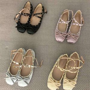 Ballerinas de cetim de Cetins de Valentine com pregos de balé com tom de tom de tom feminino de seda rebitada tênis de balé feminino fora de seda