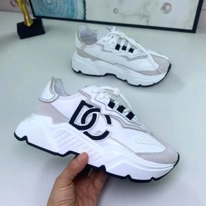 2023 qualidade designer de luxo sapatos casuais para homens e mulheres tênis planos branco preto triplo rosa jogging sapatos para homens 35-45 D97492