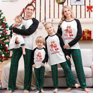 家族の一致する衣装新年の服2024母娘父の息子クリスマスマッチパジャマセット漫画エルクソフトルーズスリープウェアファミリールックT230921