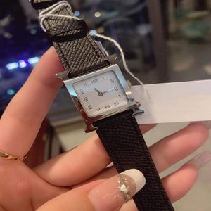 Klassiskt rostfritt stål Sapphire Quartz Watch äkta läderklocka Geometriska fyrkantiga arabiska nummerhandledsklockor för Girls Lady Wome2595