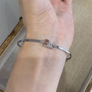 Enkel armband för flickor högklassiga ljus lyxguldarmband Ny trendig stil vintage armband