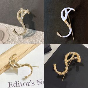 20 Style Marka Mektubu Broşlar Tasarımcı Mücevher Kadın Erkekler Çiftler Kristal İnci Paslanmaz Çelik Broş Takım Laple Pin Metal Moda