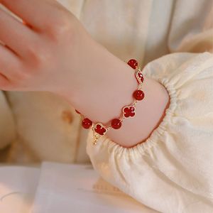 Natürliches rotes Achat-Glücksarmband mit vierblättrigem Kleeblatt für Mädchen in Nischendesign, verstellbares Armband, neues Modell