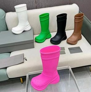 Mulheres Designer Bota Botas Chuva Borracha Inverno Plataforma Tornozelo Slip-On Metade Rosa Preto Verde Sapatos Ao Ar Livre