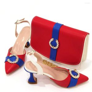 Sandaler underbara röda kvinnor pekade tåskor matchar handväska med kristalldekoration afrikansk förbandspumpar och väska set cr931 häl 8 cm