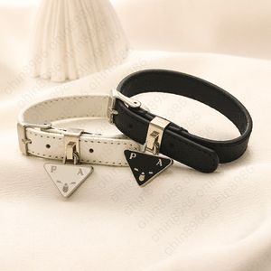 Designer läder armband armband charm handled rem kvinnor lyxarmband brev smycken armband manschett triangel hänge