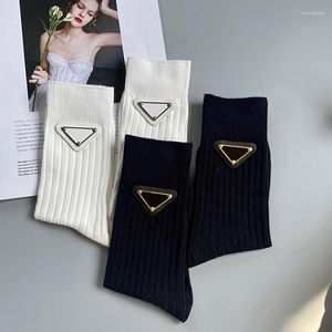 Женские носки, дизайнерские носки, европейские буквенные роскошные хлопковые сексуальные теплые индивидуальные модные носки