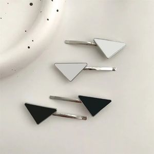 Metal taraflı üçgen saç klipsleri tasarımcı emaye özel sevimli modern tarz
