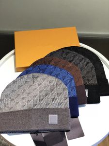 Klasik Moda Tasarımcısı Sonbahar ve Kış Şapkası Eşarp Seti Lüks Erkek ve Kadınlar Kış Eşarp Marka Saten Saten Eşya Scarf Skateboard Şapkası Siyah Boncuklu Eşarp Seti