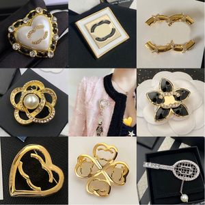 Spille firmate da donna Rame placcato oro 18 carati Strass di cristallo Lettera di marca Gioielli Spilla Spilla di fascino Uomo Donna Accessori di abbigliamento per la festa nuziale