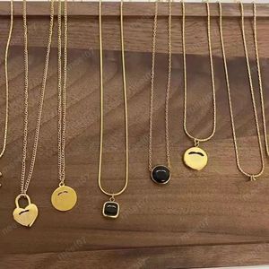 Semplice collana con ciondolo di design delicato in oro, collana girocollo, leggera, piccola, versatile, versatile, classica, necessaria, per tutte le stagioni, per feste casual in ufficio