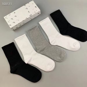 Üst Tasarımcı Erkekler ve Kadınlar Pamuklu Baskılı Nakış Çorbaları Markalar Lüks Spor Sonbahar/Kış uzun çoraplar Moda renkli mutlu çoraplar Hosiery/lot kutu