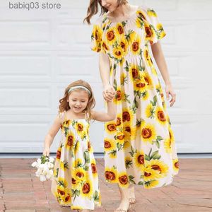 Familjsmatchande kläder 2023 Solros Print Dress for Women Girls Two-Ways Wear Long Maxi Dresses Mommy and Me Clothes Holiday Beach Wear Family Look T230921