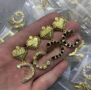 Mode studörhänge designer smycken hjärthängen för kvinnor öron duble brev diamanter pärlstänger lyxiga hoops visar catwalk örhängen gåvor hder7 -11