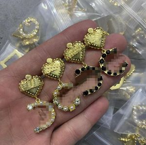 Moda brinco de designer de jóias brincos de coração para mulheres orelha dupla carta diamantes pérola studs luxo aros mostrar brincos de passarela presentes hder7-11