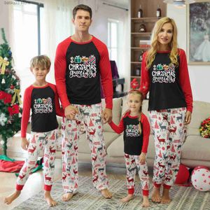 Familjsmatchande kläder Xmas Gift Family Matching Outfits Mommy and Me kläder vuxna barn 2 stycken passar sömnkläder baby hund romper jul pyjamas set t230921