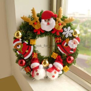 クリスマスの装飾クリスマスリースリアルな見た目の鮮やかな色フェードに耐える装飾的なプラスチッククリスマスツリーフロントドアリースリース飾りHKD230921
