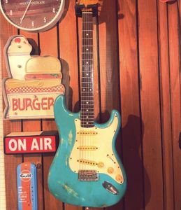 ST62 Relic Seafoam Green Electric Guitar som samma av bilderna