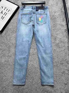 Jeans masculinos designer outono mens magro ajuste pequeno perna reta jeans luz azul lavagem meados de cintura calças na moda e versátil 9qet