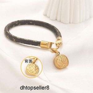 top Bracciale in oro nero Designer Donna Regali d'amore Bracciale con ciondolo Gioielli placcati in oro 18 carati Bracciale con ciondoli Lettera Primavera romantica Gioielli da donna per la famiglia Commercio all'ingrosso