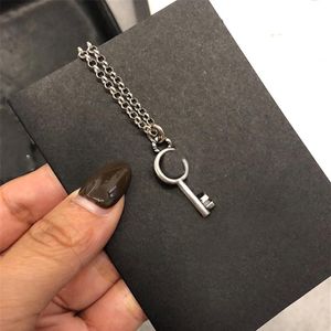 Key designer necklace double letter G luxury necklaces for men cool solid color thin creative shape charming plated silver pendant225g