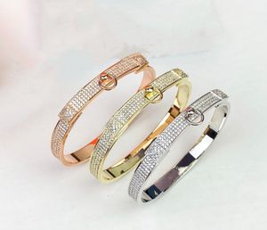 Det senaste kvinnors klassiska fulla diamantbockade armband är prydd med zirkon över hela kroppen och lyser till den extrema, sexiga, ädla och rika # rosguld/guld/platinum