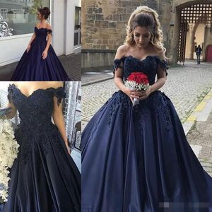 Marinblå quinceanera klänningar lyxpärlade satin elegant utanför axeln spets applikation satin svep tåg anpassad söt 16 pr2688