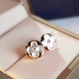 Luxury Mother of Pearl Clover Designer Studörhängen för kvinnor Girls 18K Gold Elegant Charm Love Ear Rings Earings Earring smycken enkelhet