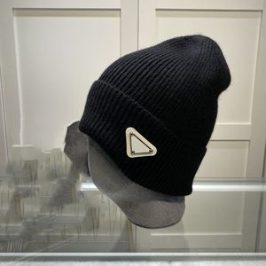مصمم قبعة متماسكة Skullcap للرجال الخريف/قبعة الشتاء قبعة جمجمة فاخرة مناسبة في 7 ألوان