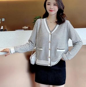 L8097 Black White Sweaters Womens Long Sleeve V-Neck Designer Sweater Women Elegant Sticked Cardigan