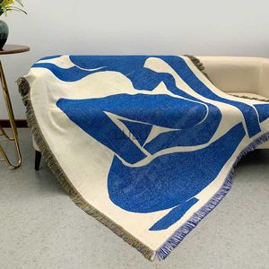 Coperte Coperta astratta giapponese per divano letto Nappe geometriche lavorate a maglia Arazzo Coperte da campeggio blu Tappetino da picnic all'aperto deken HKD230922