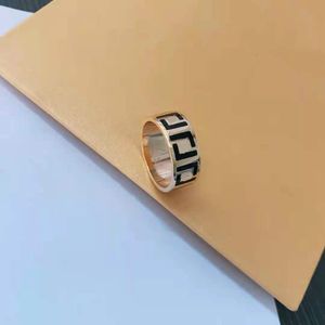 Luksusowy projektant pierścionków zaręczynowych imprezowych imprezowych prezentów prezent Pinę Pierścień Złote litery Pierścień dla kobiet Rozmiar 6 7 8