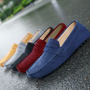 Klädmode 8180f casual män handgjorda mocka äkta läder män loafers mockasins glid på mäns lägenheter manliga körskor 230922 s 's