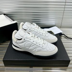 2023 De senaste kvinnorna White Casual Shoes Sheepskin Diamond Check Sportskor Små tennisskor Nagelspikar