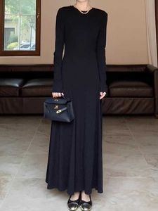 Mode mäns bär bomull svart rund hals lång ärm smal passform kändis botten klänning kvinnors höstdesignkänsla gudinna stil