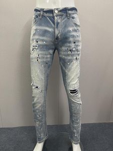 Mäns jeans 2023 Vår/sommar fashionabla vattentvätt slitna hål lappfärg 3D klippta små fötter svart hane