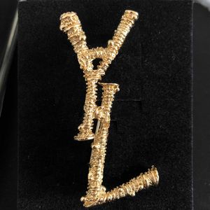 Luksusowy projektant mody mężczyzn Brawocz damski Pins marka złoty litera broszka broch kombinezon sukienki dla damskich specyfikacji projektanci je183p