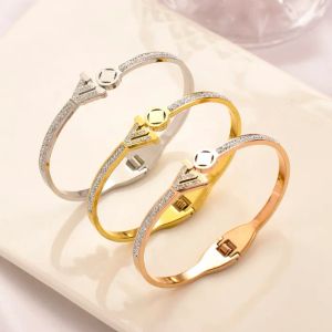 3 Renk Lüks Bilezikler Kadın Bileklik Tasarımcı Mektubu Mücevher 18K Altın Kaplama Paslanmaz Çelik Bant Moda Mücevher Aksesuarları Mektubu