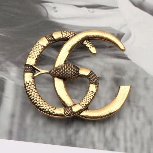 Marca de moda designer letras broches 18k broche banhado a ouro vintage terno pino jóias acessórios festa casamento presente