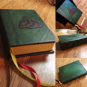 Dekorativa objekt Figurer Charmed Book Of Shadows Retro Green Cover Ancient Stories Bound Journal 350 sidor Spellbook Magic Gift 230922