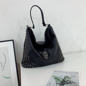 Fabrika Toptan Omuz Çantaları Yumuşak ve Hafif Deri Çanta Sokak Kişilik Perçin Punk Sırt Çantası Serin Hayalet Baş Moda Messenger Çantası 8418#