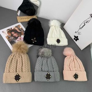Beanieskull Caps Women Fashion Designer Beanie Par Warm Cotton Sticked Hat på hösten och vinter godis färg diamant läder brev rese gata fotografering gif