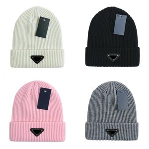 Uomini e donne invernali Cappelli lavorati a maglia dal design alla moda autunno berretto di lana lettera jacquard cappello teschio caldo unisex