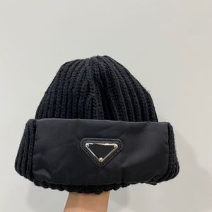 berretto firmato cappello lavorato a maglia di lusso cappello invernale protezione calda per le orecchie cappello temperamento casual etichetta triangolare cappello da esterno tendenza bello