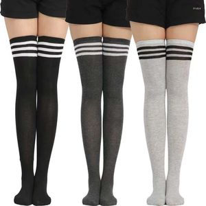 Calzini da donna neri a strisce bianche lunghi sexy sopra il ginocchio fino alla coscia alta. Le calze da donna per ragazze tubo caldo
