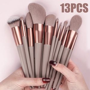 Pennelli per trucco Strumenti 2023 13PCS Set Ombretto Fondotinta Donna Pennello cosmetico Ombretto Blush Polvere Miscelazione Strumento morbido di bellezza 230922