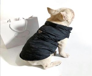 Cappotto con stemma a triangolo in metallo Abbigliamento per cani Giacca invernale calda addensata Teddy Bulldog Designer Capispalla in tessuto di cotone Jackets1348566