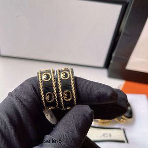 Topp lyxiga smycken designer band ringer kvinnor man älskar svarta charm bröllop leveranser 18k guld pläterad rostfritt stål ring fin finger ring präglade stämpel breda män